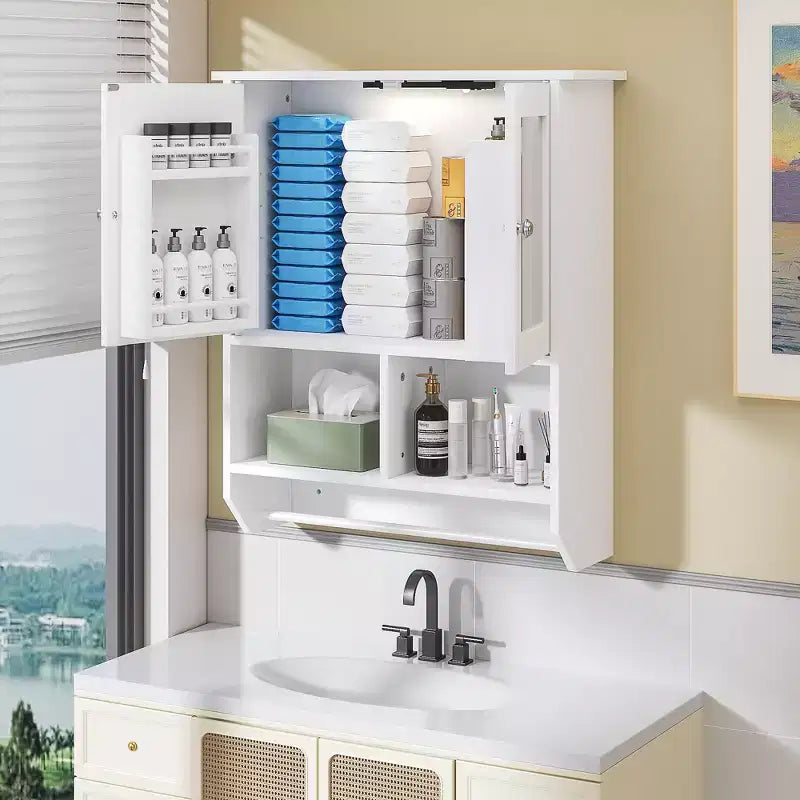 Meuble Haut de Salle de Bain avec Lumière à Détecteur, Armoire à Pharmacie Murale avec Étagères de Rangement et Porte-Serviettes pour Salle de Bain ou Buanderie, Blanc