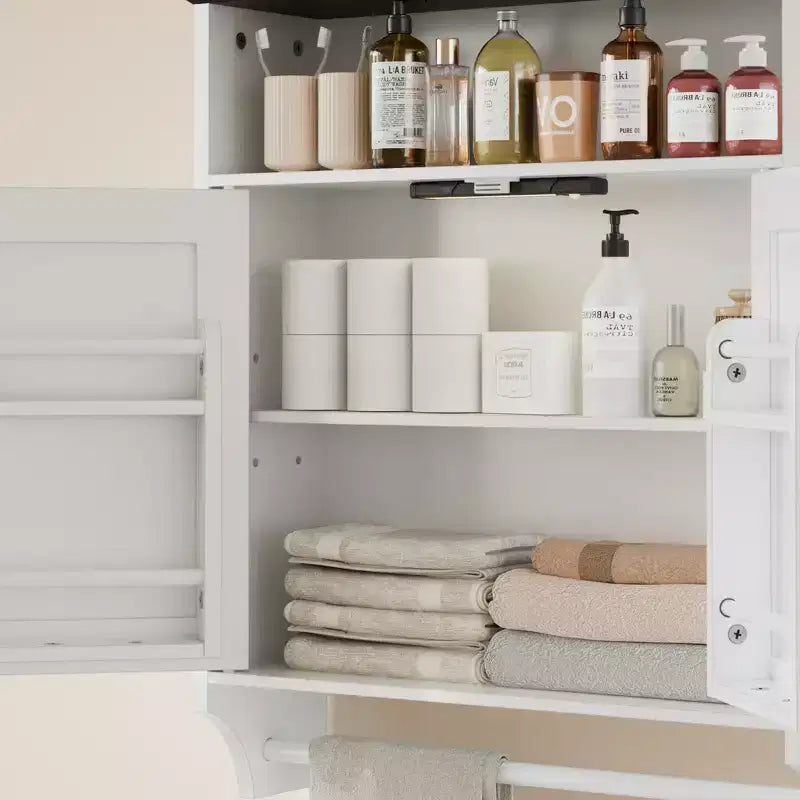 Meuble Haut de Salle de Bain avec Lumière à Détecteur, Armoire à Pharmacie Murale avec Étagères de Rangement et Porte-Serviettes pour Salle de Bain ou Buanderie, Blanc