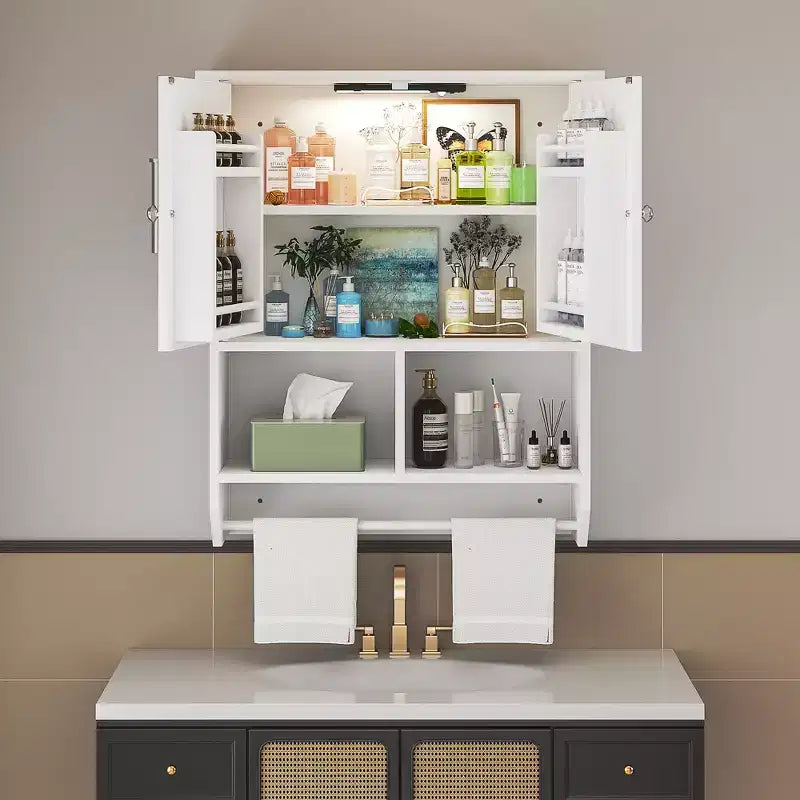 Meuble Haut de Salle de Bain avec Lumière à Détecteur, Armoire à Pharmacie Murale avec Étagères de Rangement et Porte-Serviettes pour Salle de Bain ou Buanderie, Blanc