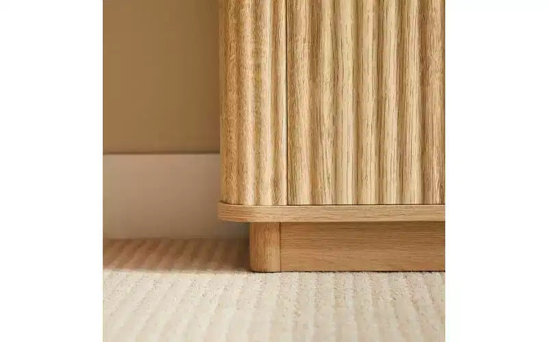 Meuble bas de 80 cm avec espace de rangement, étagères réglables au design ondulé incurvé, idéal pour les chambres et les salons, finition chêne