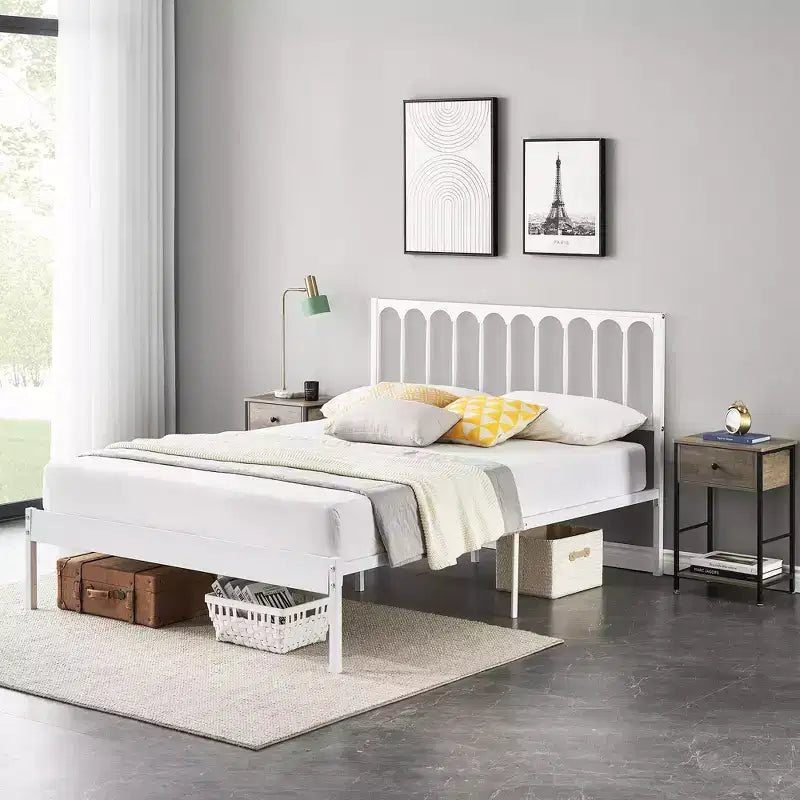 Cadre de lit plateforme Queen avec tête de lit, construction en métal robuste, rangement sous le lit de 12,6 pouces, lattes solides, silencieux, pas besoin de sommier tapissier, blanc