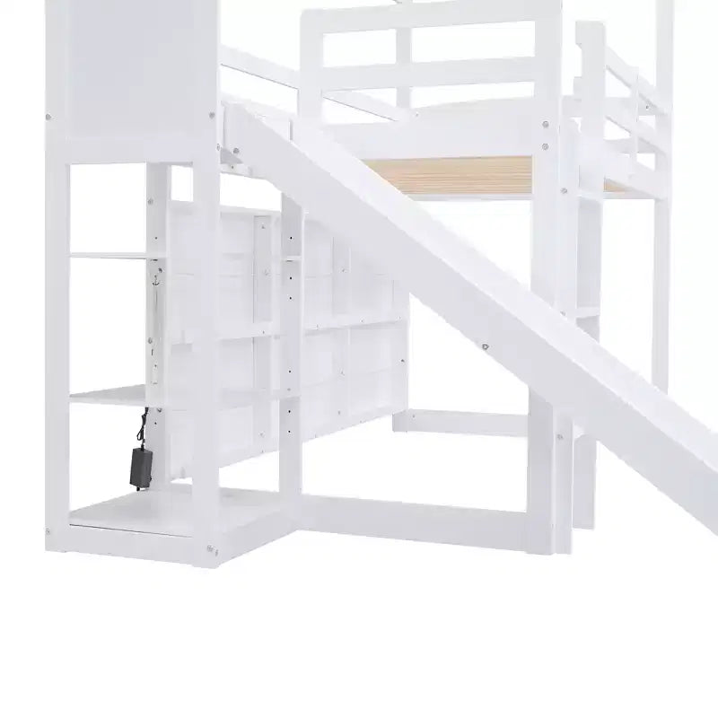 Lit de style maison Bellemave avec toboggan, cadre peu encombrant avec étagère et tablettes de rangement intégrées.