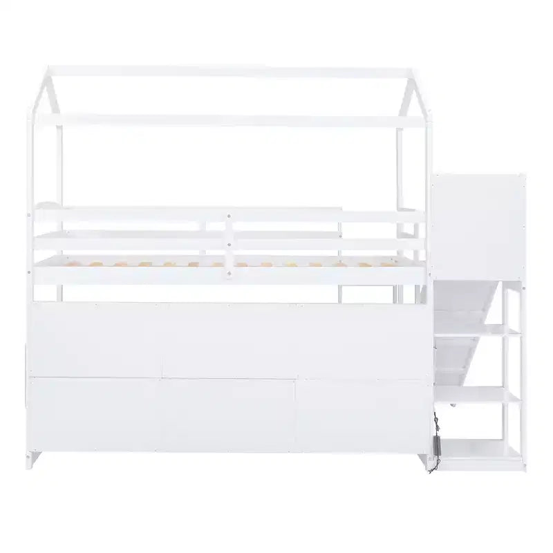 Lit de style maison Bellemave avec toboggan, cadre peu encombrant avec étagère et tablettes de rangement intégrées.