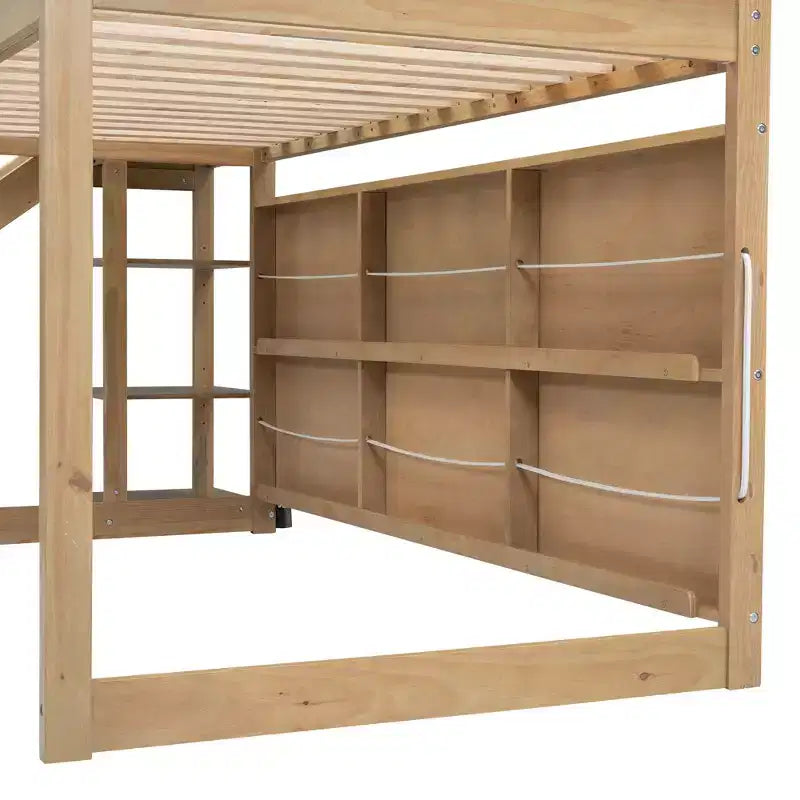 Lit de style maison Bellemave avec toboggan, cadre peu encombrant avec étagère et tablettes de rangement intégrées.