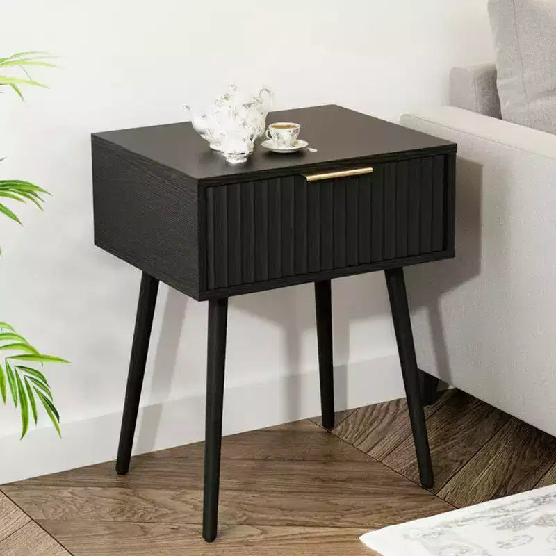 Table de chevet noire en relief de 48 cm, panneaux de particules et MDF, mélamine et formage sous vide, 1 tiroir, pieds hauts