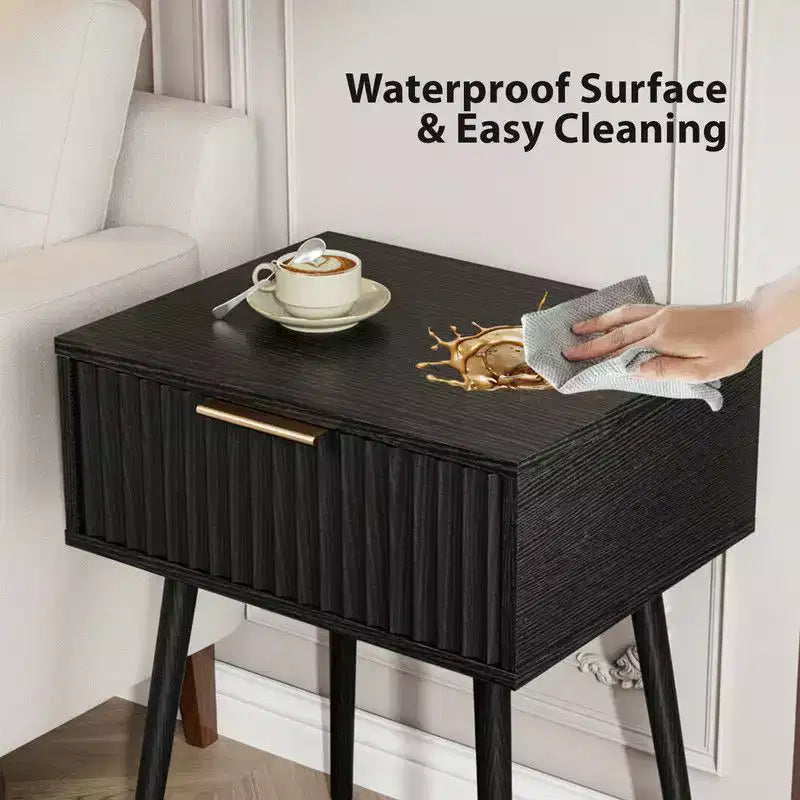 Table de chevet noire en relief de 48 cm, panneaux de particules et MDF, mélamine et formage sous vide, 1 tiroir, pieds hauts