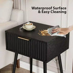Table de chevet noire en relief de 48 cm, panneaux de particules et MDF, mélamine et formage sous vide, 1 tiroir, pieds hauts