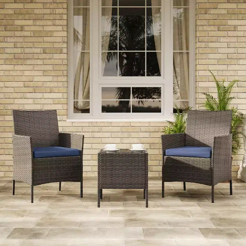 Ensemble de 3 meubles de patio extérieur, chaises en rotin PE avec coussins moelleux et table basse en verre trempé, ensemble de patio toutes saisons