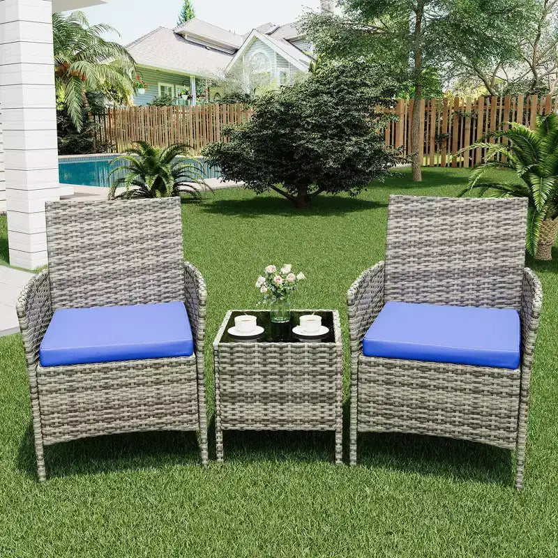 Ensemble de 3 meubles de patio extérieur, chaises en rotin PE avec coussins moelleux et table basse en verre trempé, ensemble de patio toutes saisons