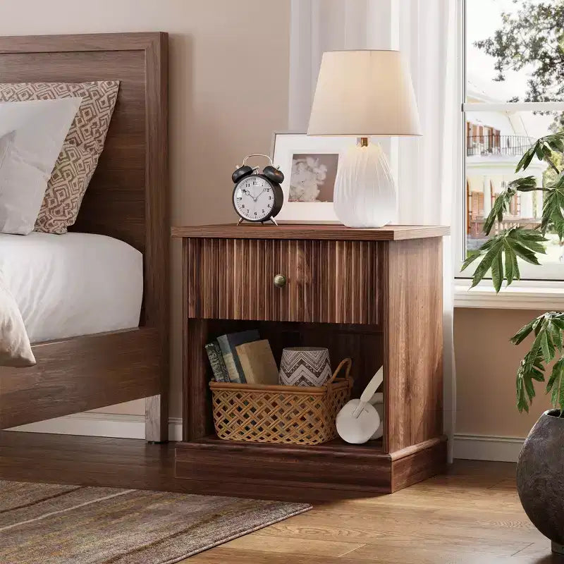 Table de chevet cannelée avec tiroir, Table de chevet de style moderne du milieu du siècle, Table d'appoint en bois pour chambre à coucher, Table d'appoint de salon pour petits espaces, Marron