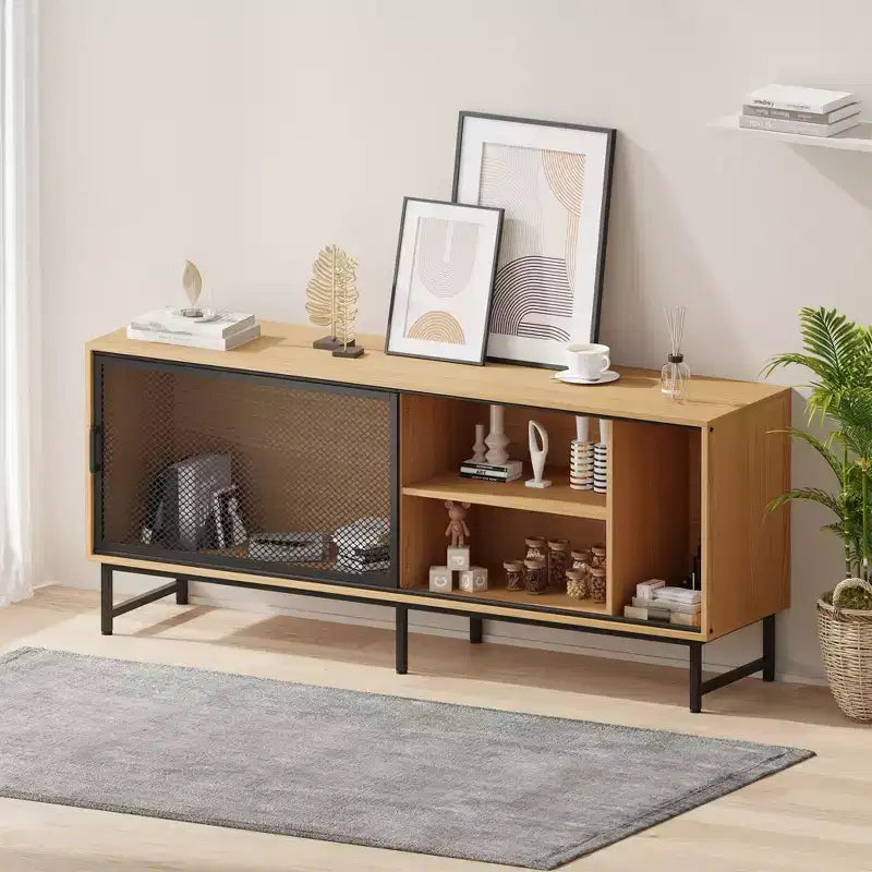 Meuble TV Industriel Moderne pour Téléviseur 65 Pouces - Meuble de Divertissement 63" en Bois et Métal avec Portes Coulissantes en Maille et Pieds Métalliques Robustes